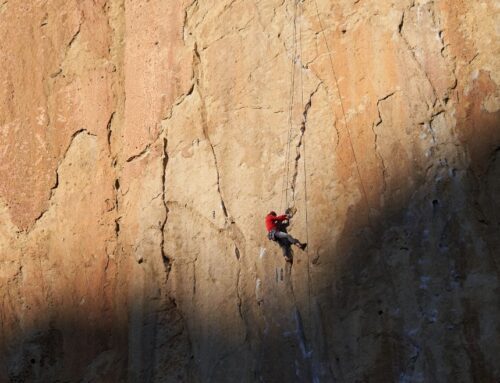 Guía básica de material de escalada: Imprescindibles para equiparte en tu próxima salida.